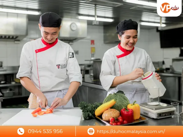 Sinh viên thực hành tại khách sạn trong chương trình du học ngành Nhà hàng Khách sạn tại Malaysia